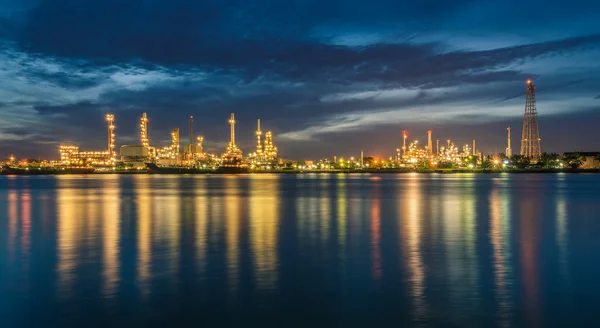 Planta de la industria de la refinería de petróleo en la mañana del crepúsculo — Foto de Stock