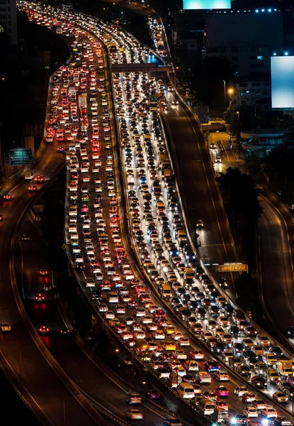 Trafik sıkışıklığı hızlı yolda Bangkok, Tayland