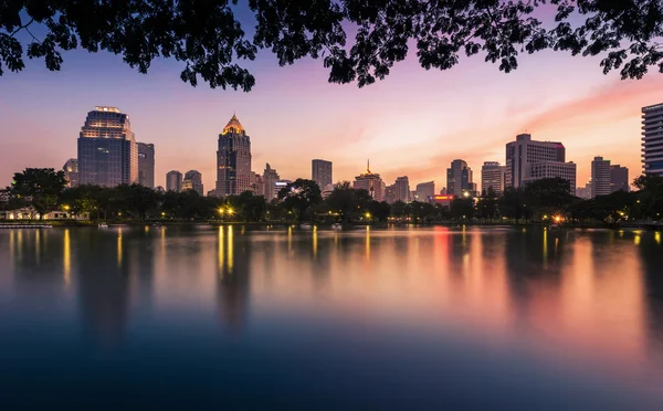 Scène nocturne de Bangkok skyline au crépuscule de Lumphini Park — Photo