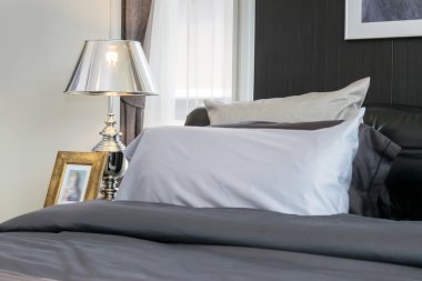 Modern lüks yatak yastık ve lamba ile
