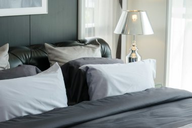 Modern lüks yatak yastık ve lamba ile