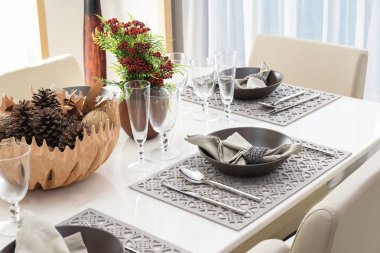 lüks yemek odası masada bir plaka ile servis