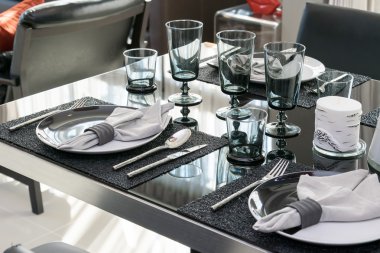 modern yemek Oda siyah tablo üzerinde bir plaka ile hizmet