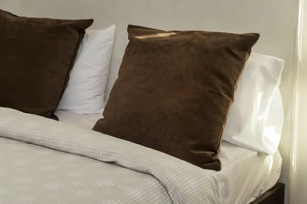 침실에 침대에 갈색 베개 — 스톡 사진