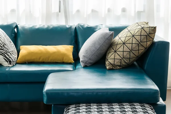 Σύγχρονη καθιστικό δωμάτιο με πράσινο καναπέ και τα μαξιλάρια στο σπίτι — Φωτογραφία Αρχείου