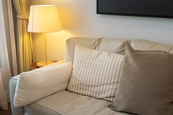 Projekt nowoczesny salon z sofą i drewniane lampy — Zdjęcie stockowe