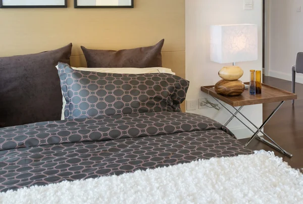Moderno dormitorio de lujo con almohadas y lámpara — Foto de Stock