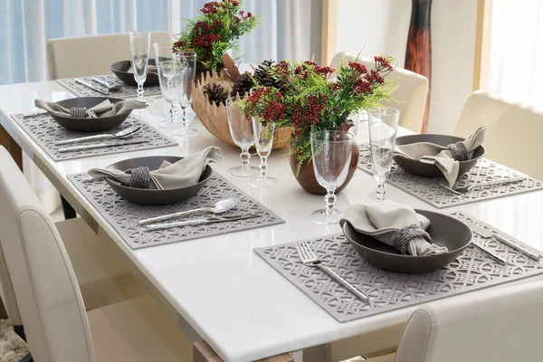 Τραπέζι φαγητού και άνετες καρέκλες στο σύγχρονο σπίτι με κομψό πίνακα ρύθμιση — Φωτογραφία Αρχείου