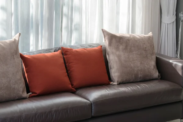 Diseño moderno de la sala de estar con sofá y almohadas rojas — Foto de Stock