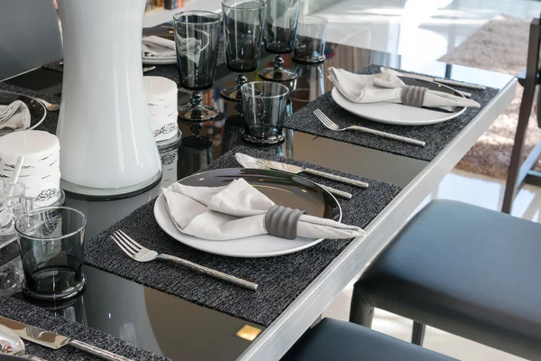 配上黑色的桌子在现代餐厅的板 — 图库照片