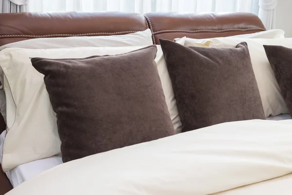 kahverengi yastık ve lamba ile modern yatak odası