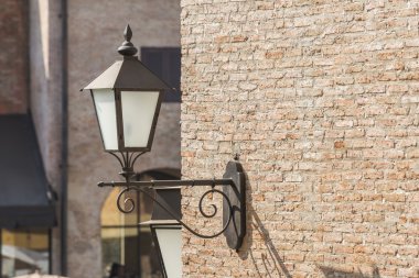 vintage bina arka plan tuğla duvar üzerinde eski lamba