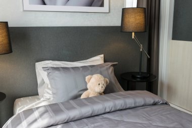 çocuk odası bebek ayı ve yastık ile evde yatakta 