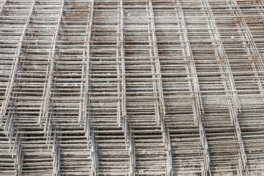 şantiyede yığılmış inşaat demiri Izgaralar