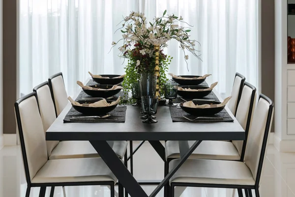 Étkező asztal és kényelmes székek, modern otthon elegáns tábla beállítása — Stock Fotó
