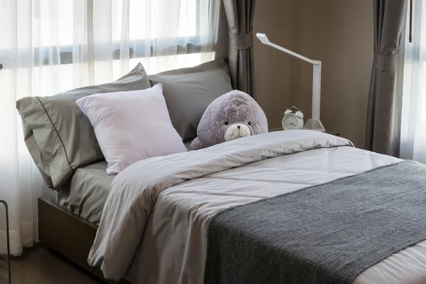 Modernes Luxusschlafzimmer mit Kissen und Lampe — Stockfoto