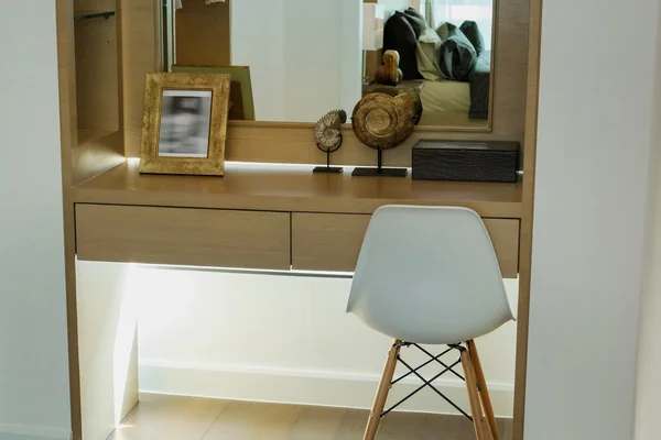Resim çerçevesi ve cam ayna ile modern tuvalet Masası — Stok fotoğraf
