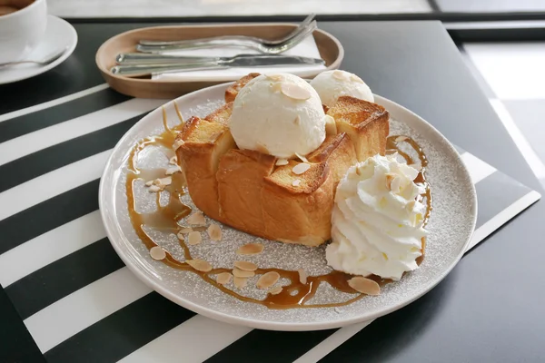 Almond honey toast with vanila ice-cream. — Stock Photo, Image