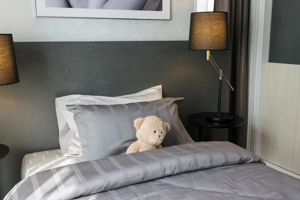 인형 곰 그리고 집에서 침대에 베개 키즈 룸 — 스톡 사진