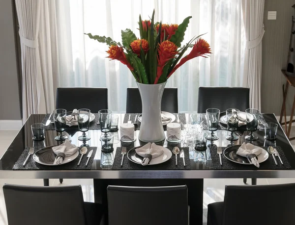 Esstisch und bequeme Stühle im modernen Zuhause mit eleganter Tischdekoration — Stockfoto