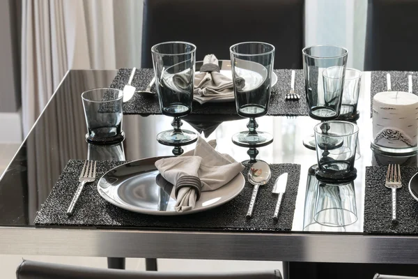 Tálalva a lemez, a modern ebédlő asztal fekete — Stock Fotó