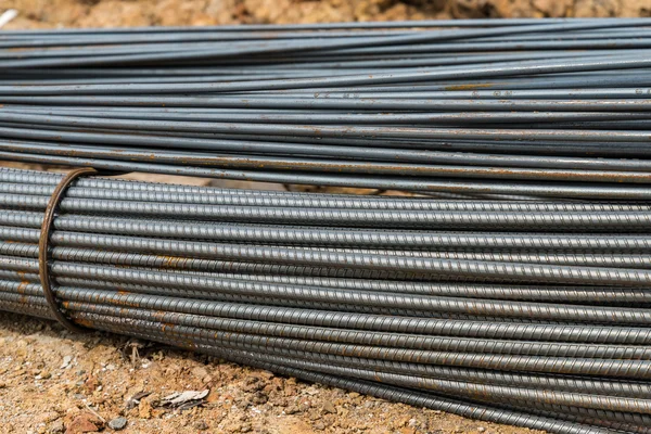 Barres ou barres en acier utilisées pour renforcer le béton dans la construction — Photo