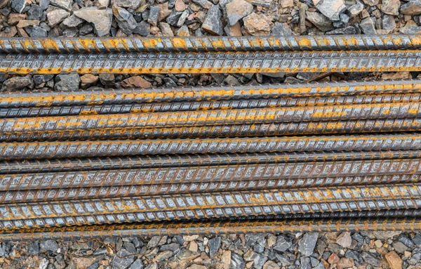 Stahlstäbe oder Stangen, die zur Betonverstärkung im Bauwesen verwendet werden — Stockfoto