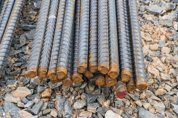 Stahlstäbe oder Stangen, die zur Betonverstärkung im Bauwesen verwendet werden — Stockfoto