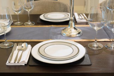 ahşap üzerinde evde masayı tablo