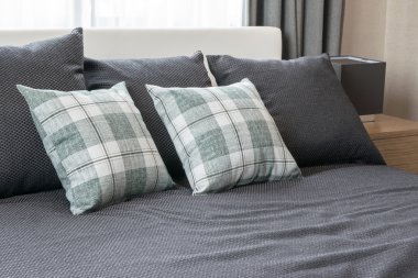 gri yatakta kontrol yeşil yastık ile yatak odası iç tasarım