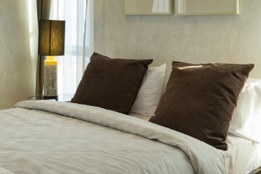 yatakta lambalı kahverengi yastıklar 