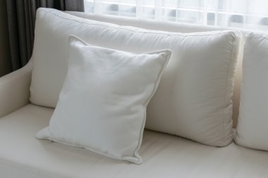 rahat bir kanepe oturma odasında beyaz dekoratif yastıklar