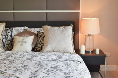 Çiçek deseni yastık ve dekoratif masa lambası ile lüks yatak odası iç