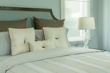 rahat yatak odası iç beyaz yastıklar ve başucundaki okuma lambası