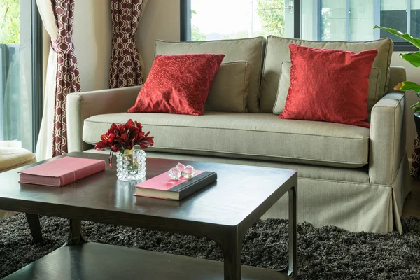 Moderno diseño de sala de estar con almohadas rojas en el sofá — Foto de Stock