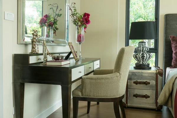Evde tuvalet masasının üzerinde ayarla takı ile klasik kahverengi sandalye — Stok fotoğraf