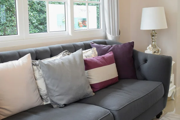 Luxe woonkamer design met klassieke bank, leunstoel en decoratieve tafellamp — Stockfoto