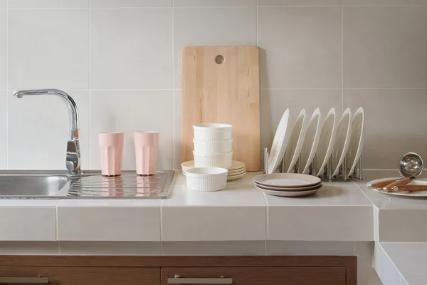 Mostrador limpio blanco en la cocina con utensilio en casa —  Fotos de Stock