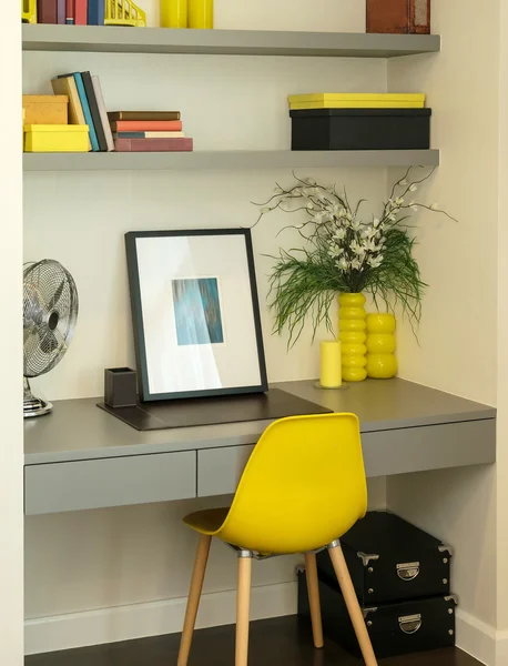 Nowoczesny stół roboczy żółty z akcesoriami na półce — Zdjęcie stockowe