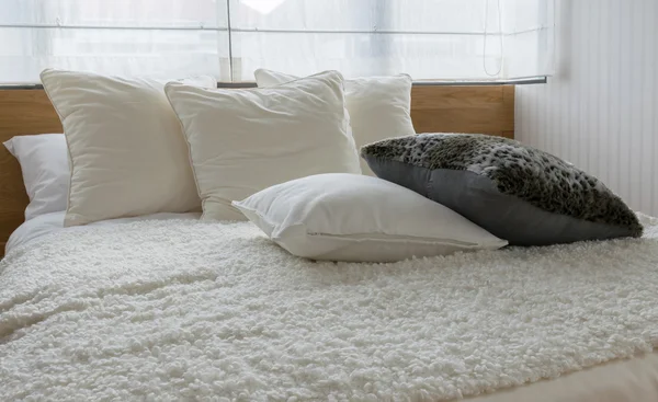 Stylish bedroom interior design with black and white pillows on bed — Stock Photo, Image