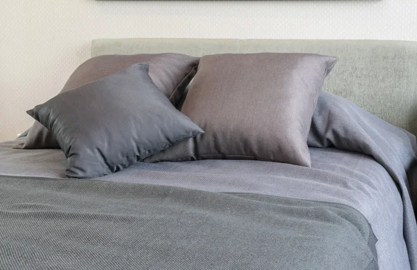 Chambre intérieure avec oreillers gris sur le lit et lampe de table décorative — Photo