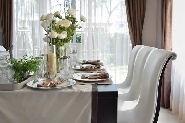 Mesa de madera de comedor y cómodas sillas en el hogar moderno con ajuste de mesa elegante — Foto de Stock