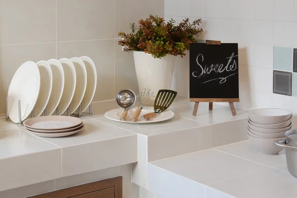 Mostrador limpio blanco en la cocina con utensilio en casa —  Fotos de Stock