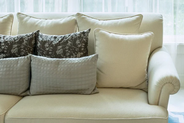 Άσπρο και γκρι διακοσμητικά μαξιλάρια σε ένα περιστασιακό καναπέ στο καθιστικό — Φωτογραφία Αρχείου