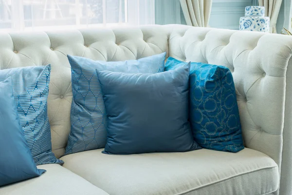 Interior de lujo sala de estar con almohadas de patrón azul en el sofá — Foto de Stock
