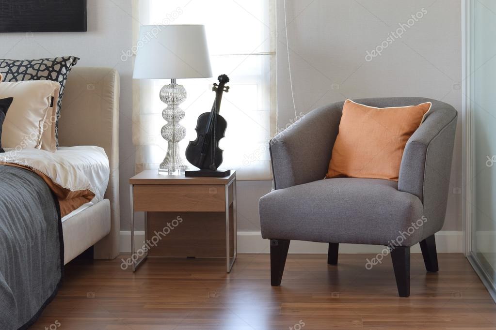 moderne slaapkamer interieur met oranje kussen op grijze stoel en ... moderne slaapkamer interieur met oranje kussen op grijze stoel en ...