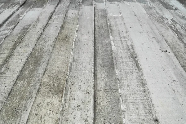 Textura dřevěné bednění na syrové betonové zdi — Stock fotografie