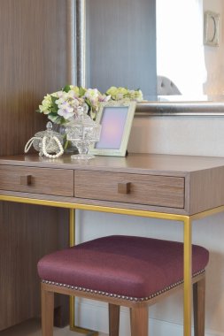 Jewery kristal kavanoz resim çerçevesi ve çiçeklerle ahşap tuvalet Masası üzerinde