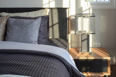 şık yatak odası iç modern başucu masa lambası ile dekoratif