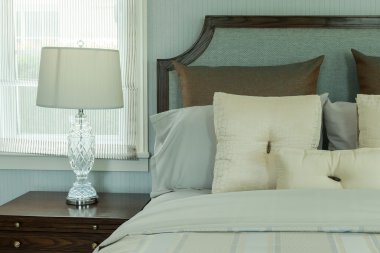 rahat yatak odası iç beyaz yastıklar ve başucundaki okuma lambası